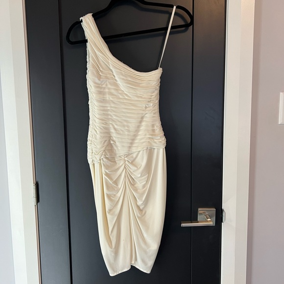 BCBG WHITE ONE SHOULDER DRESS - worn once! PERFECT FOR WEDDING SEASON! - Picture 3 of 6